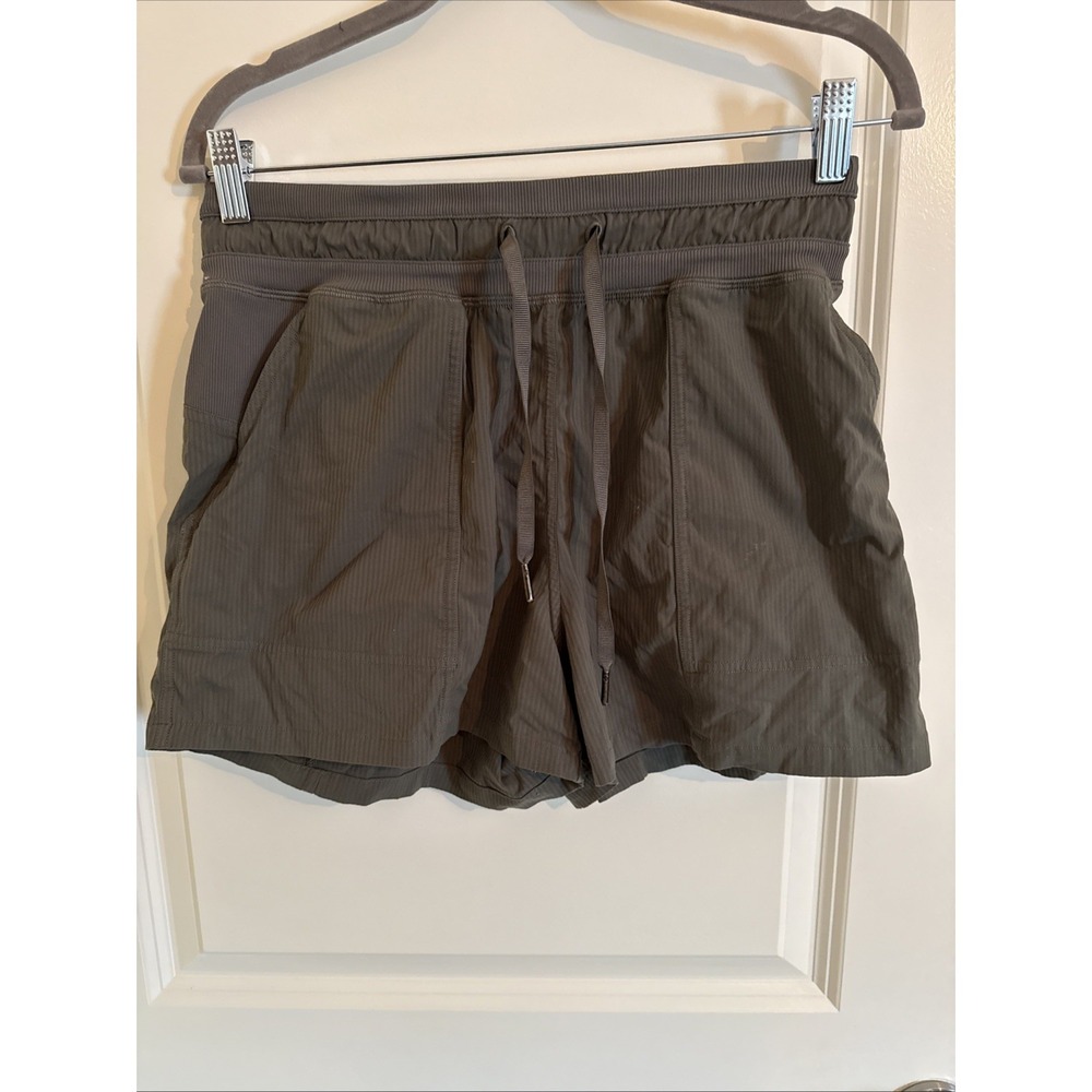 Lululemon Womens Hotty-Hot Low Rise Running Shorts No Lining 2.5" Inseam Size 6